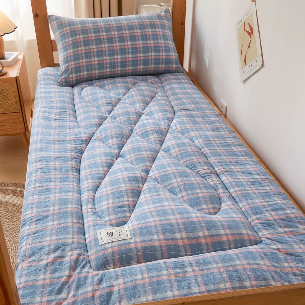 91家纺网 家纺一手货源 找家纺 爱屋及屋 2025款无印风学生棉花床垫 格韵蓝