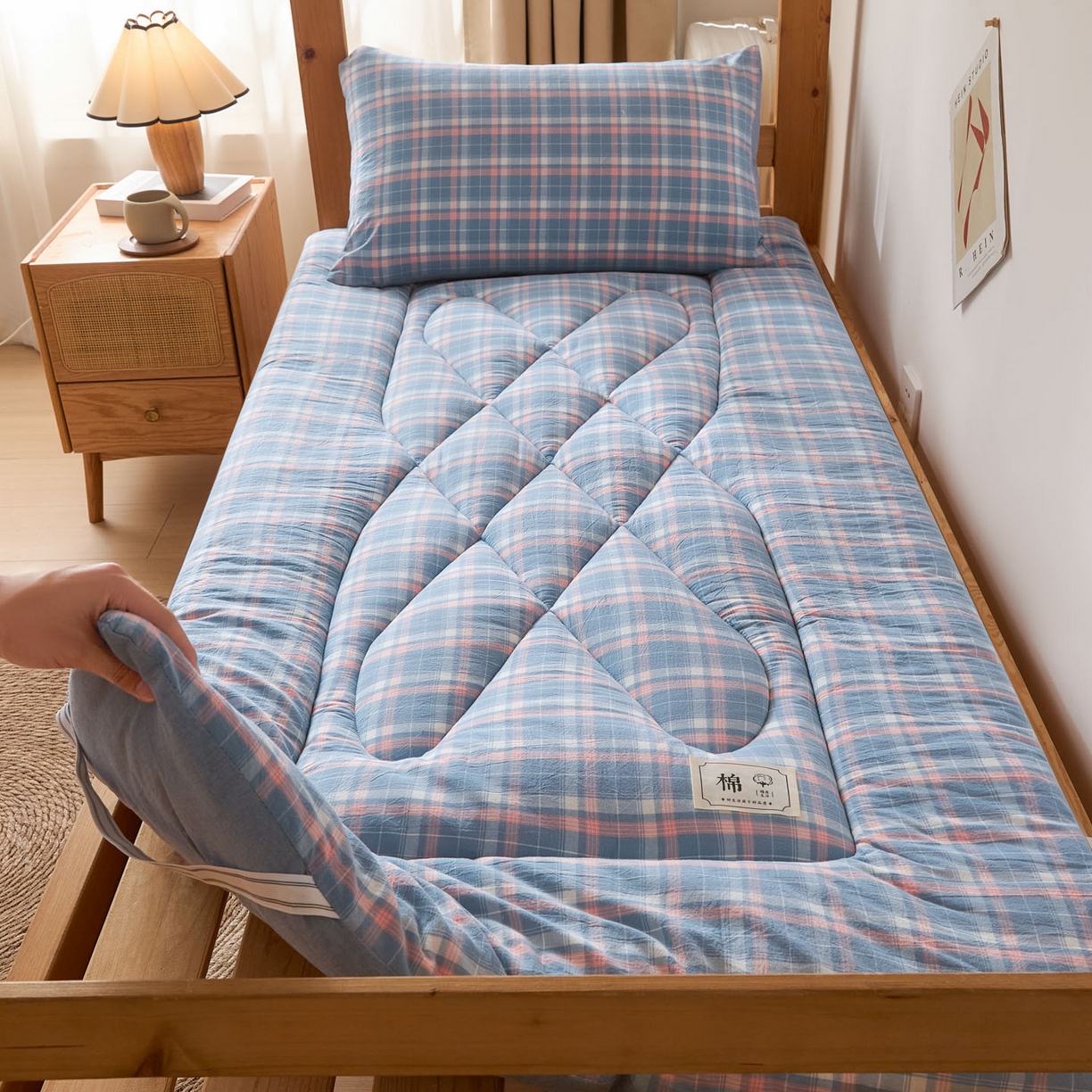 91家纺网 家纺一手货源 找家纺 爱屋及屋 2025款无印风学生棉花床垫 格韵蓝