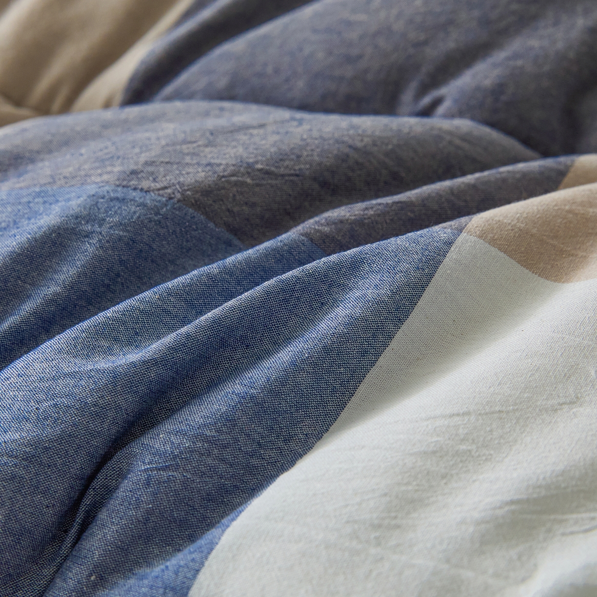 91家纺网 家纺一手货源 找家纺 爱屋及屋 2025新款无印风四季款棉花床垫 蓝咖大格