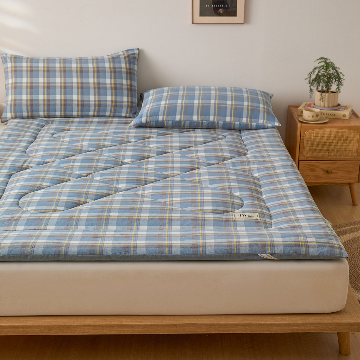 91家纺网 家纺一手货源 找家纺 爱屋及屋 2025新款无印风四季款棉花床垫 简析蓝