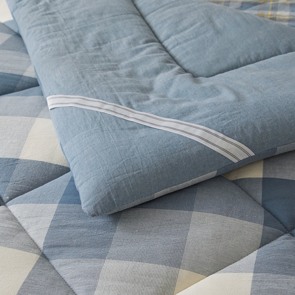 91家纺网 家纺一手货源 找家纺 爱屋及屋 2025新款无印风四季款棉花床垫 蓝中格