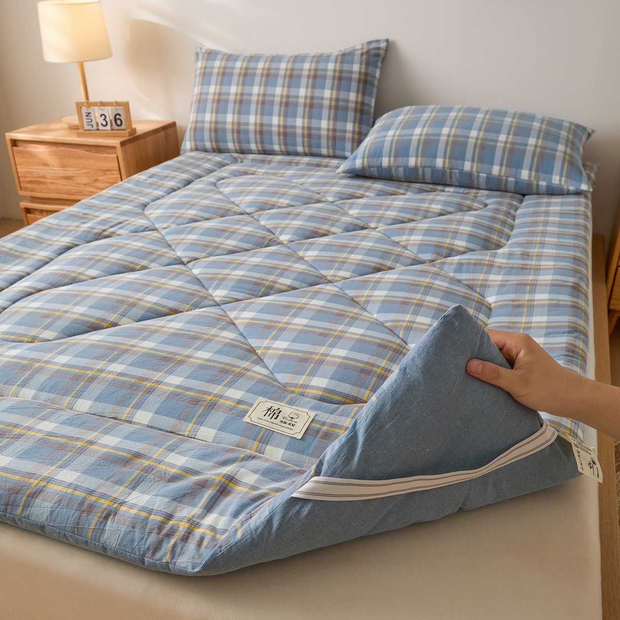 91家纺网 家纺一手货源 找家纺 爱屋及屋 2025新款无印风四季款棉花床垫 简析蓝