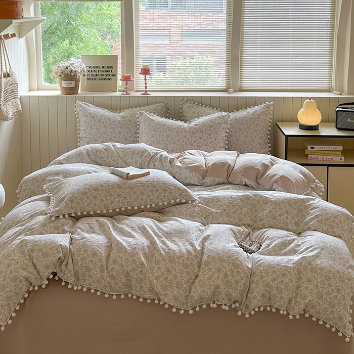 91家纺网 家纺一手货源 找家纺 缘生活 2025新款皱皱纱毛球球流苏四件套 皱皱纱球球流苏-碎花灰棕