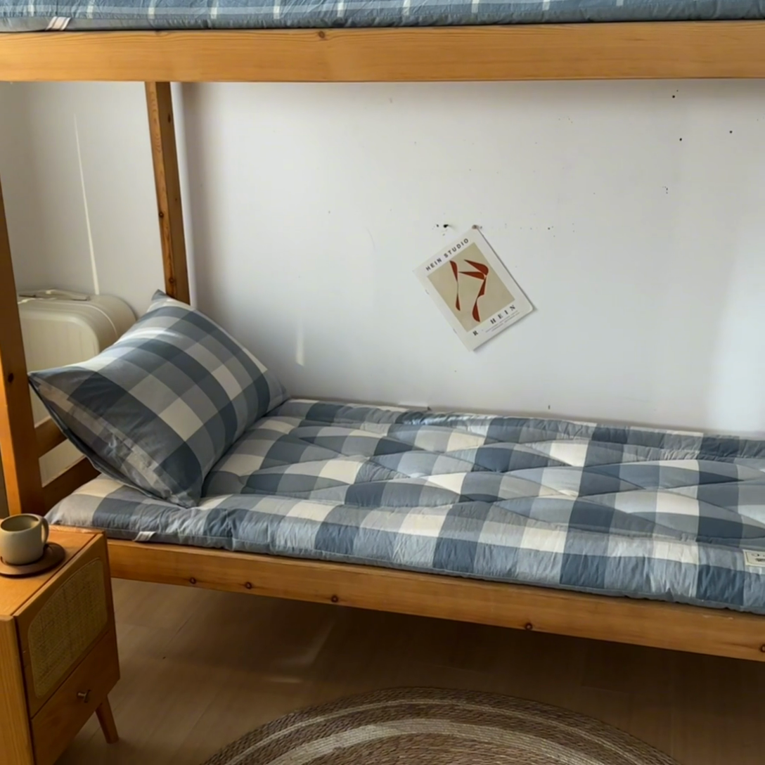 91家纺网 家纺一手货源 找家纺 爱屋及屋 2025款无印风学生棉花床垫 蓝中格