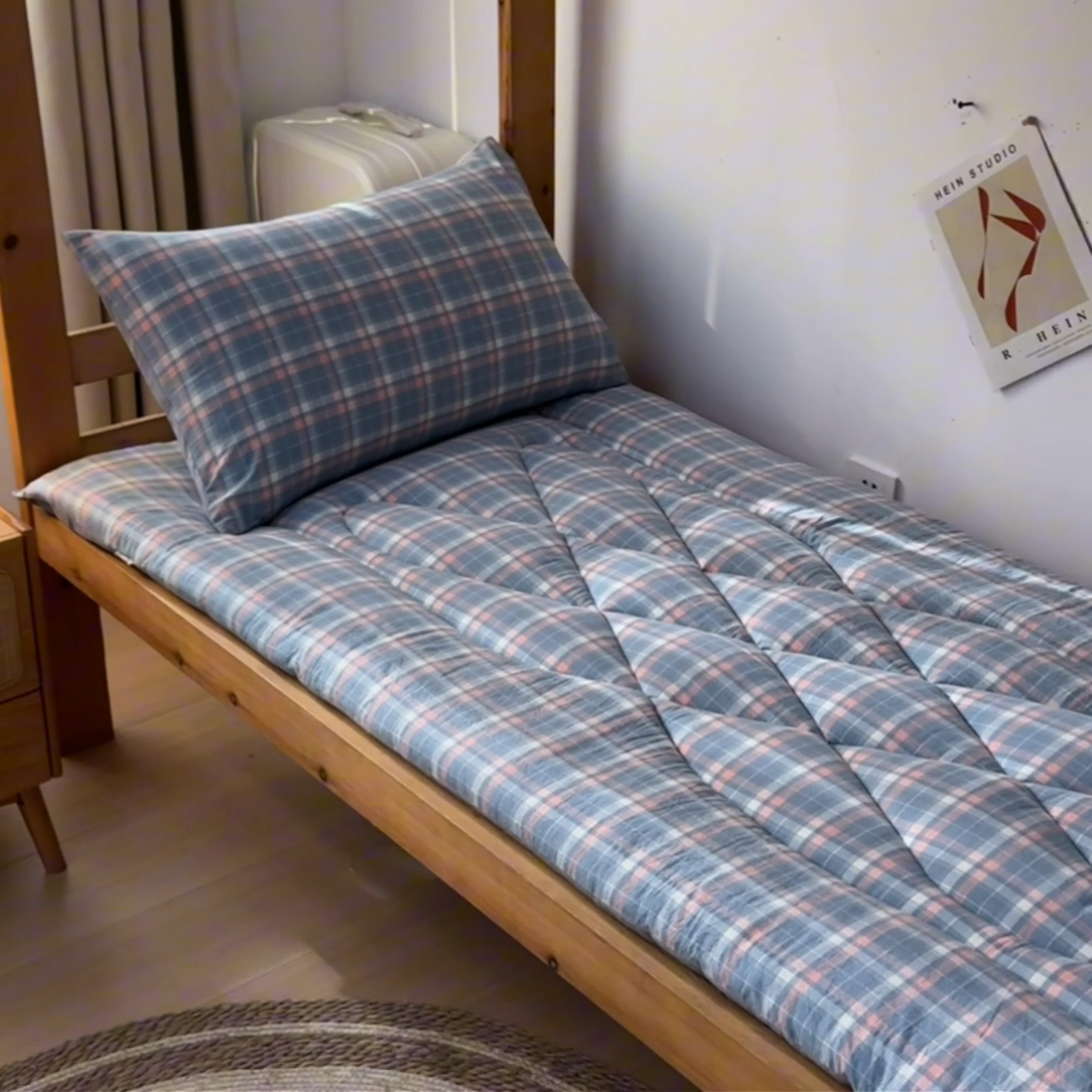 91家纺网 家纺一手货源 找家纺 爱屋及屋 2025款无印风学生棉花床垫 格韵蓝