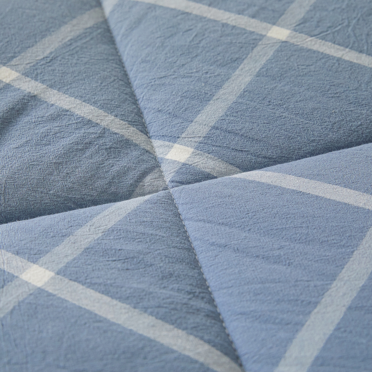 91家纺网 家纺一手货源 找家纺 爱屋及屋 2025新款无印风四季款棉花床垫 海蓝大格