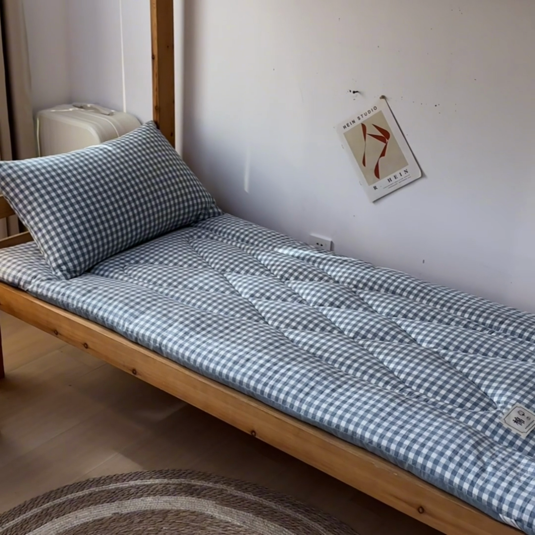 91家纺网 家纺一手货源 找家纺 爱屋及屋 2025款无印风学生棉花床垫 蓝小格