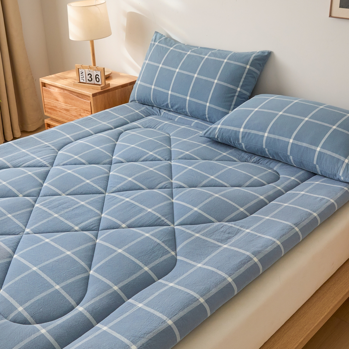 91家纺网 家纺一手货源 找家纺 爱屋及屋 2025新款无印风四季款棉花床垫 海蓝大格