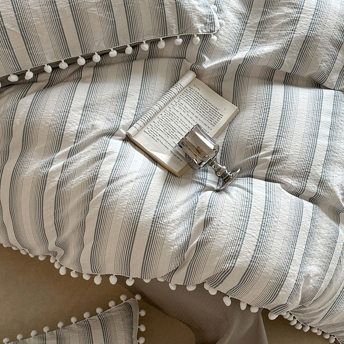 91家纺网 家纺一手货源 找家纺 缘生活 2025新款皱皱纱毛球球流苏四件套 皱皱纱球球流苏-绅士条纹