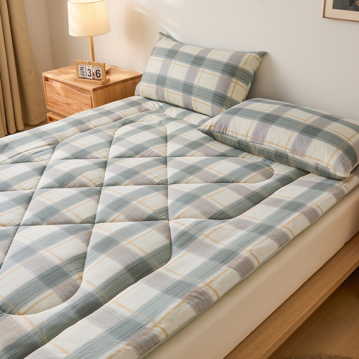 91家纺网 家纺一手货源 找家纺 爱屋及屋 2025新款无印风四季款棉花床垫 韵绿格