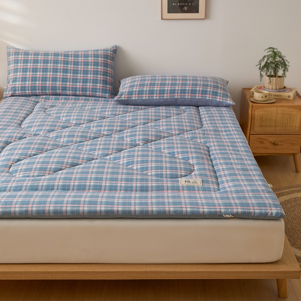 91家纺网 家纺一手货源 找家纺 爱屋及屋 2025新款无印风四季款棉花床垫 格韵蓝