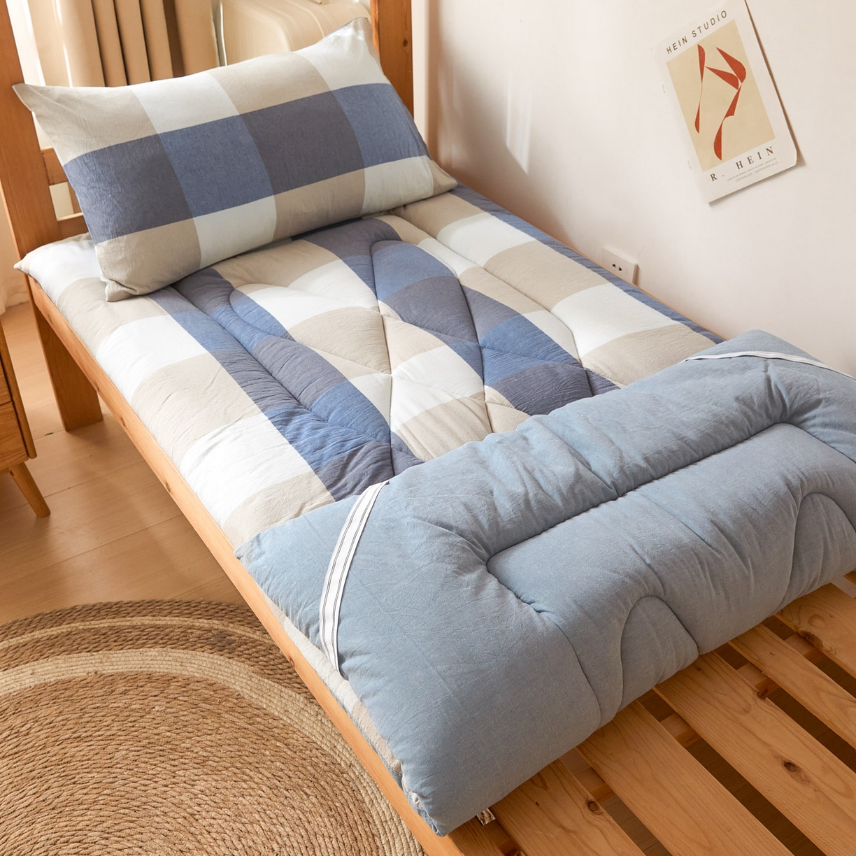 91家纺网 家纺一手货源 找家纺 爱屋及屋 2025款无印风学生棉花床垫 蓝咖大格