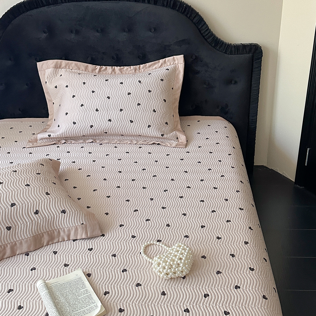 91家纺网 家纺一手货源 找家纺 麦伦家居 2025新款双面莫代尔天丝床盖 爱心摩卡