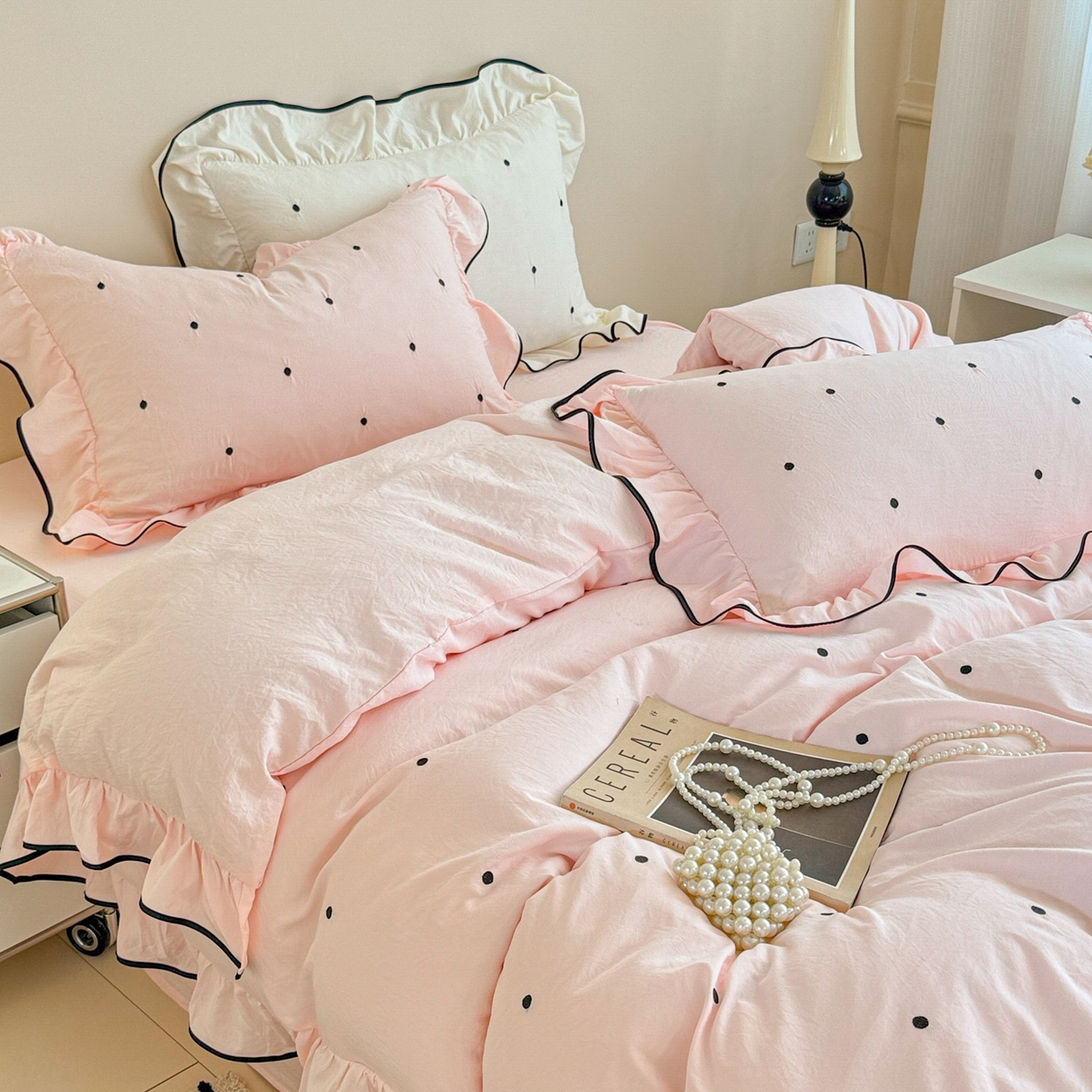 91家纺网 家纺一手货源 找家纺 米可 2025新款云朵棉刺绣花边款四件套 波点-粉