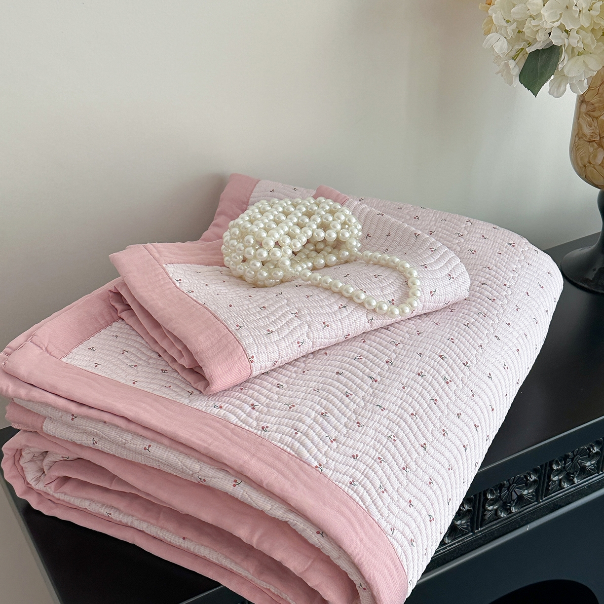 91家纺网 家纺一手货源 找家纺 麦伦家居 2025新款双面莫代尔天丝床盖 小小樱桃