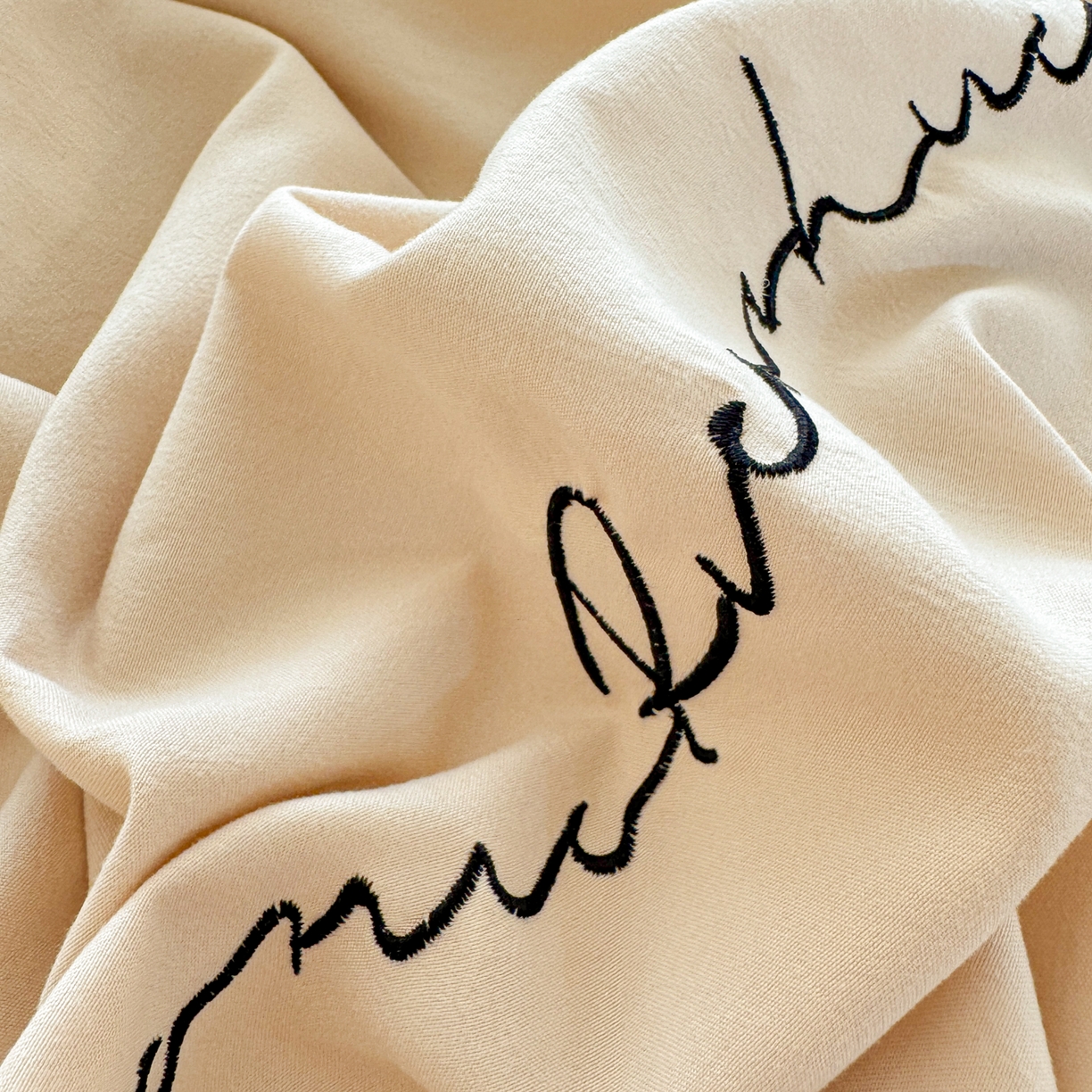 91家纺网 家纺一手货源 找家纺 米可 2025新款云朵棉刺绣花边款四件套 简约字母-奶茶