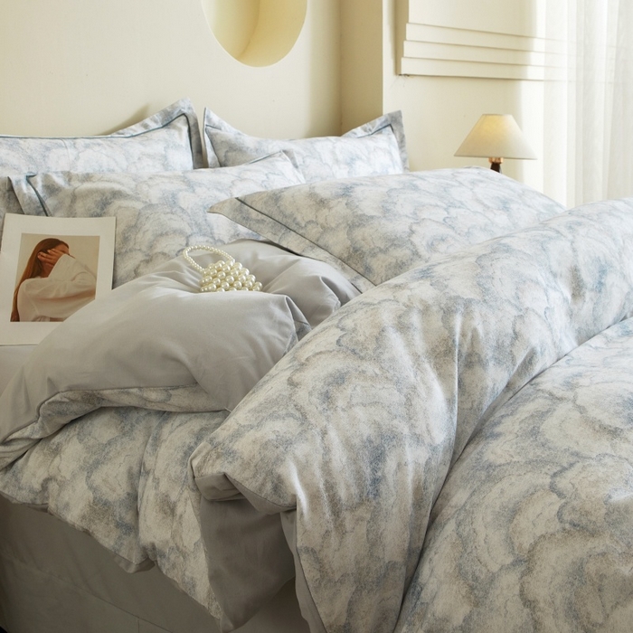 91家纺网 家纺一手货源 找家纺 沐白家居 2025新款全棉生态磨毛四件套雾林-浅灰