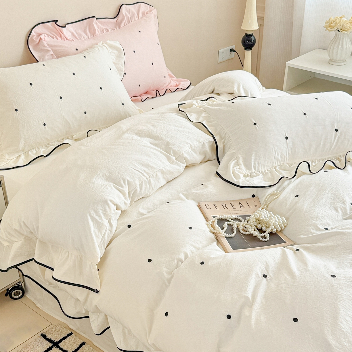 91家纺网 家纺一手货源 找家纺 米可 2025新款云朵棉刺绣花边款四件套 波点-白