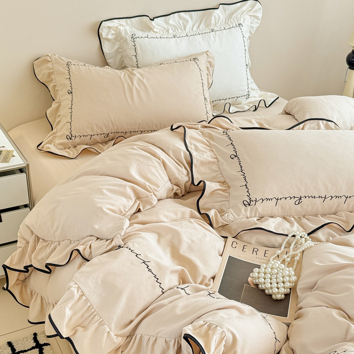 91家纺网 家纺一手货源 找家纺 米可 2025新款云朵棉刺绣花边款四件套 简约字母-奶茶