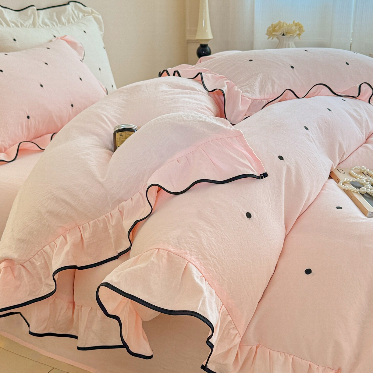 91家纺网 家纺一手货源 找家纺 米可 2025新款云朵棉刺绣花边款四件套 波点-粉