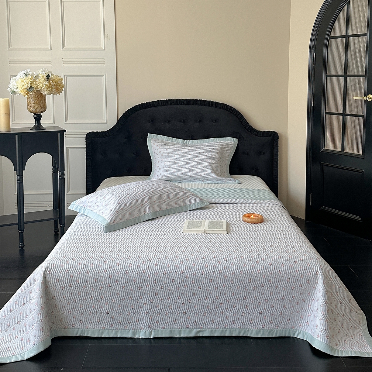 91家纺网 家纺一手货源 找家纺 麦伦家居 2025新款双面莫代尔天丝床盖 清雅-蓝