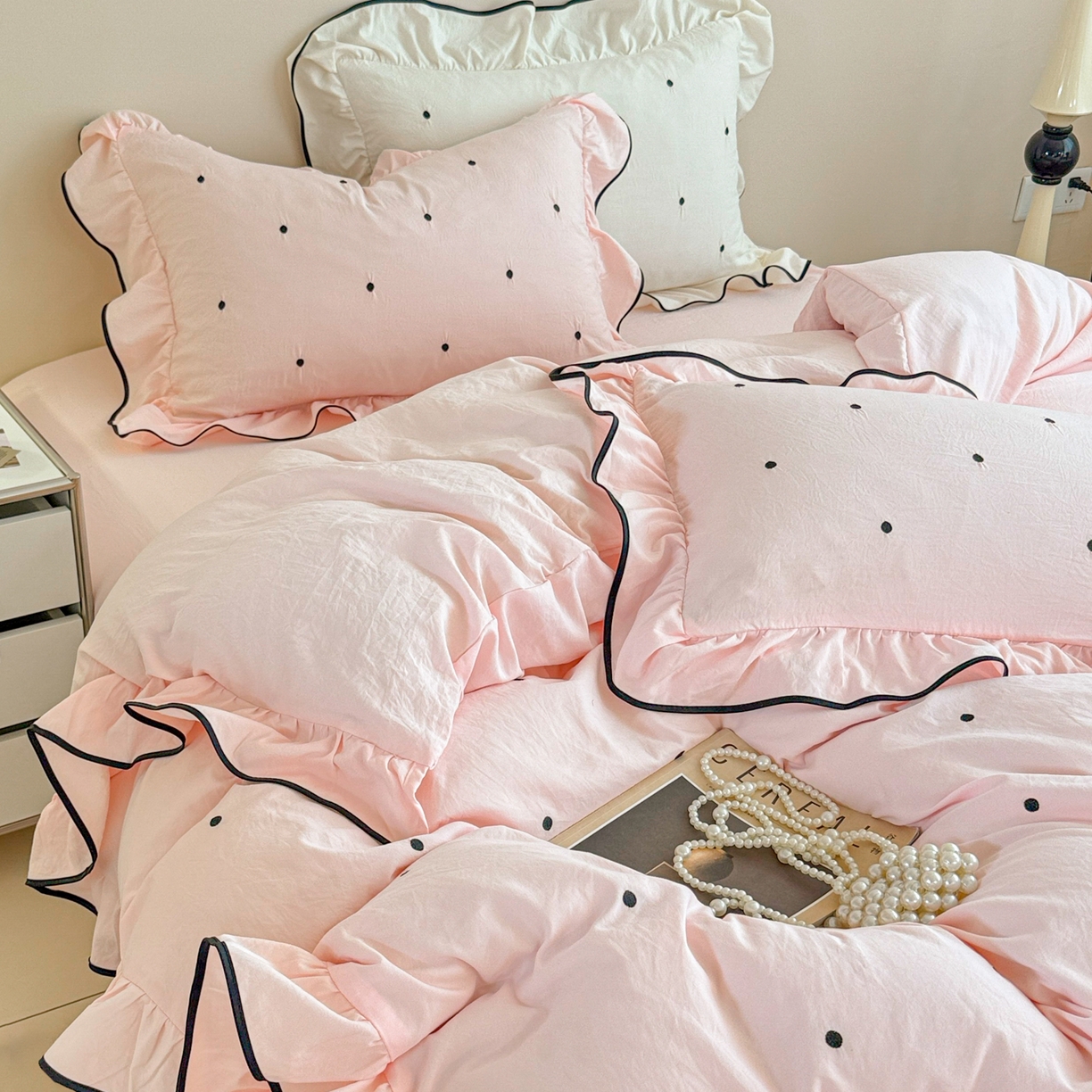 91家纺网 家纺一手货源 找家纺 米可 2025新款云朵棉刺绣花边款四件套 波点-粉