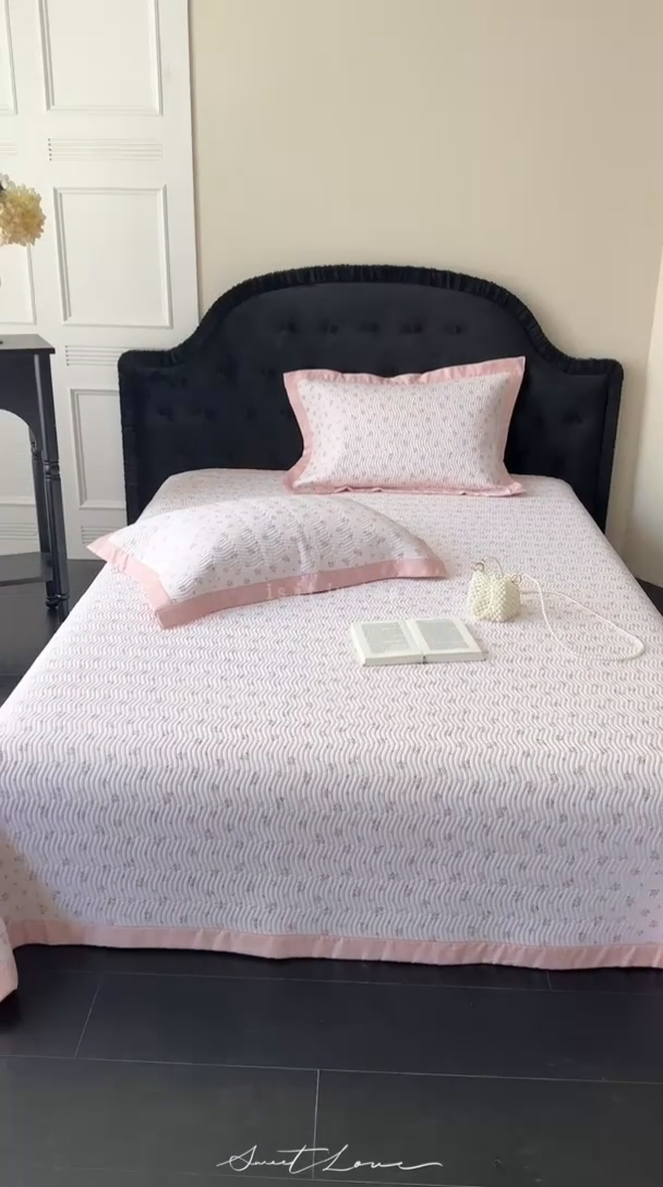 91家纺网 家纺一手货源 找家纺 麦伦家居 2025新款双面莫代尔天丝床盖 粉色碎花