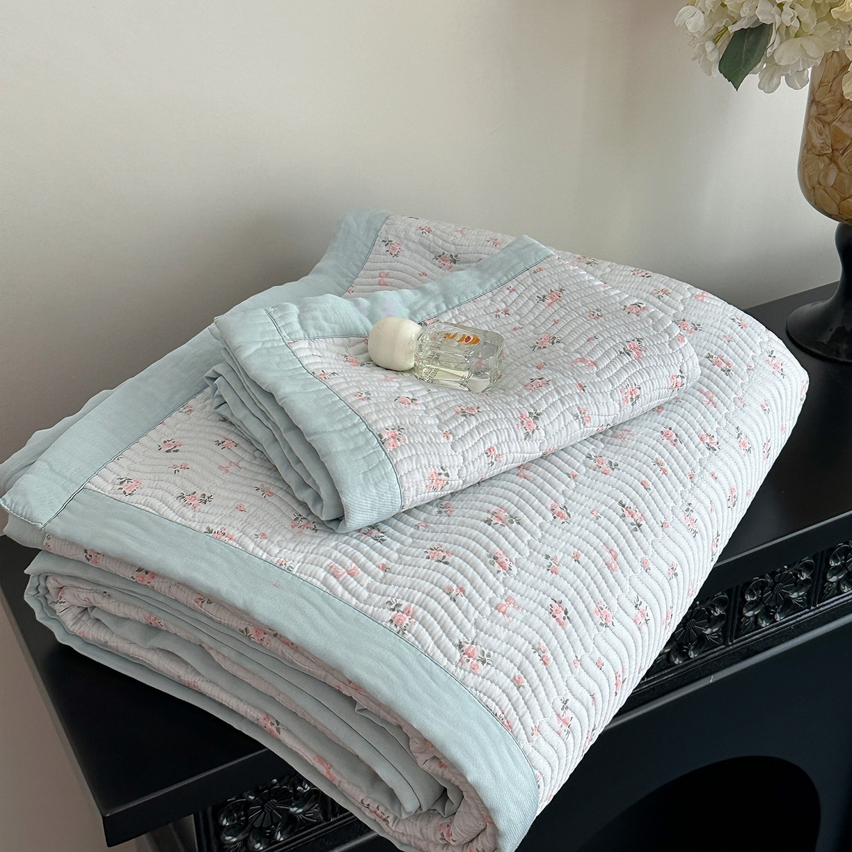 91家纺网 家纺一手货源 找家纺 麦伦家居 2025新款双面莫代尔天丝床盖 清雅-蓝