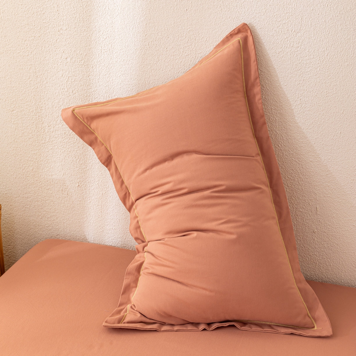 91家纺网 家纺一手货源 找家纺 百寐 2025新款A类100%全棉纯色加厚磨毛加大50*80枕套40*60/48*74枕芯保护套 磨毛-枫糖橘