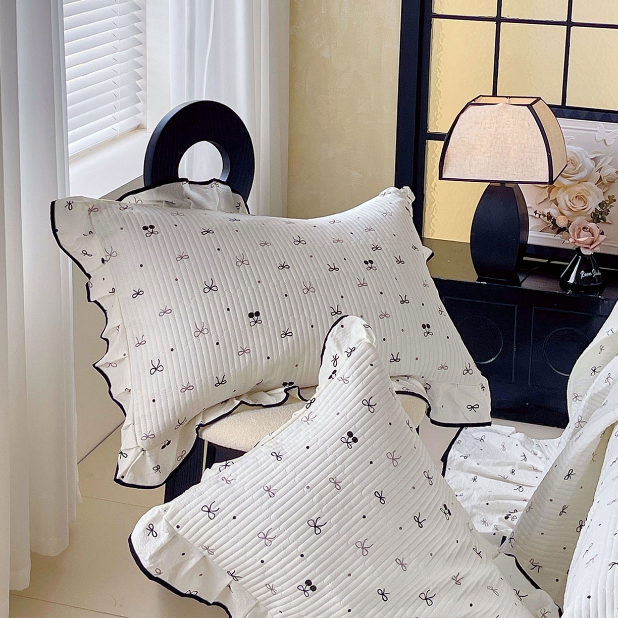 91家纺网 家纺一手货源 找家纺 雨彤家纺 2025新款A类云感公主风双层纱印花夹棉花边款枕套 黑樱梦境-公主风