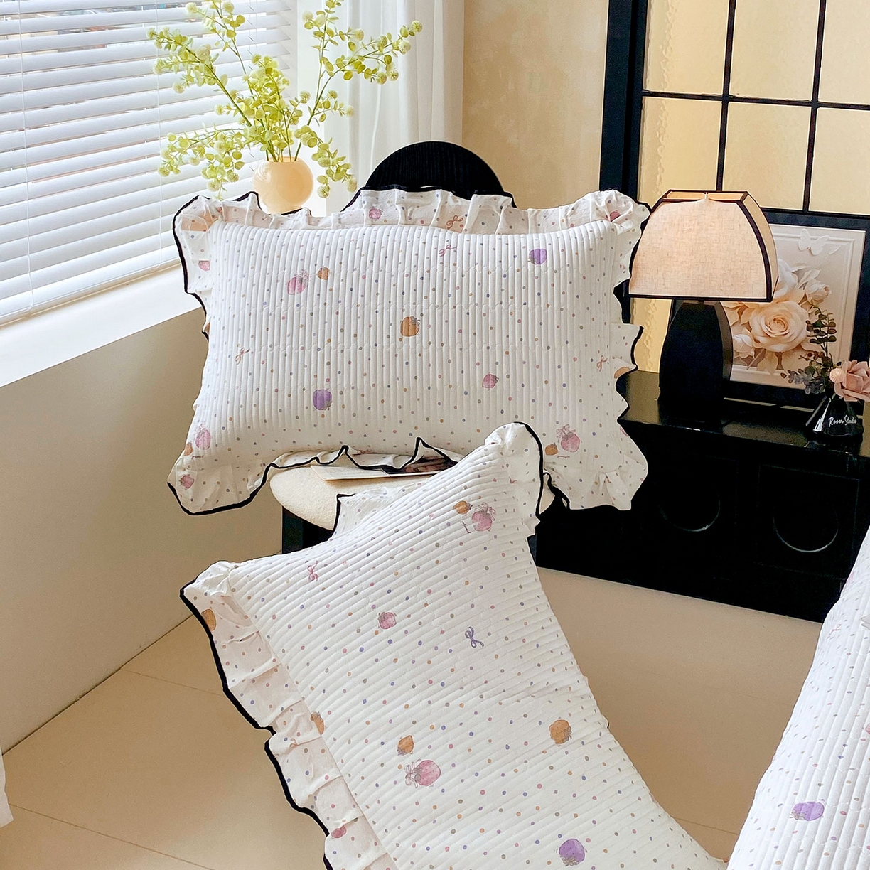 91家纺网 家纺一手货源 找家纺 雨彤家纺 2025新款A类云感公主风双层纱印花夹棉花边款枕套 点点莓果-公主风