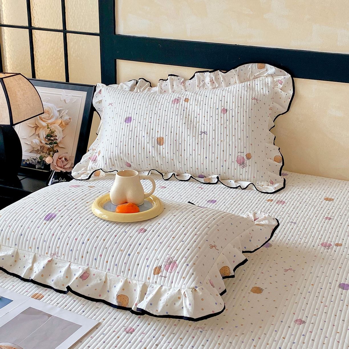 91家纺网 家纺一手货源 找家纺 雨彤家纺 2025新款A类云感公主风双层纱印花夹棉花边款枕套 点点莓果-公主风