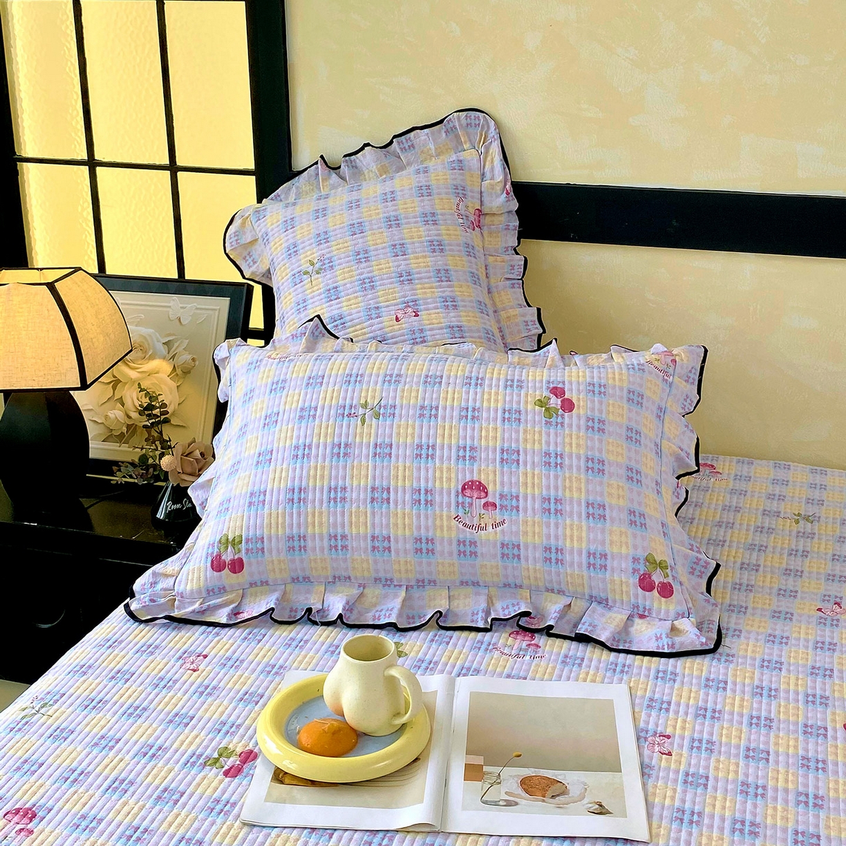 91家纺网 家纺一手货源 找家纺 雨彤家纺 2025新款A类云感公主风双层纱印花夹棉花边款枕套 森田原野-公主风