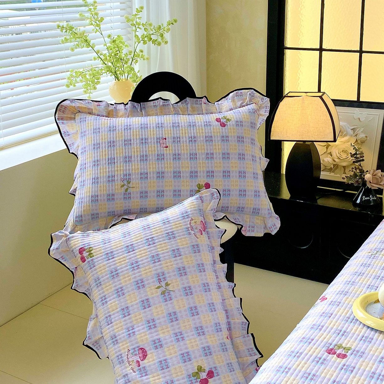 91家纺网 家纺一手货源 找家纺 雨彤家纺 2025新款A类云感公主风双层纱印花夹棉花边款枕套 森田原野-公主风