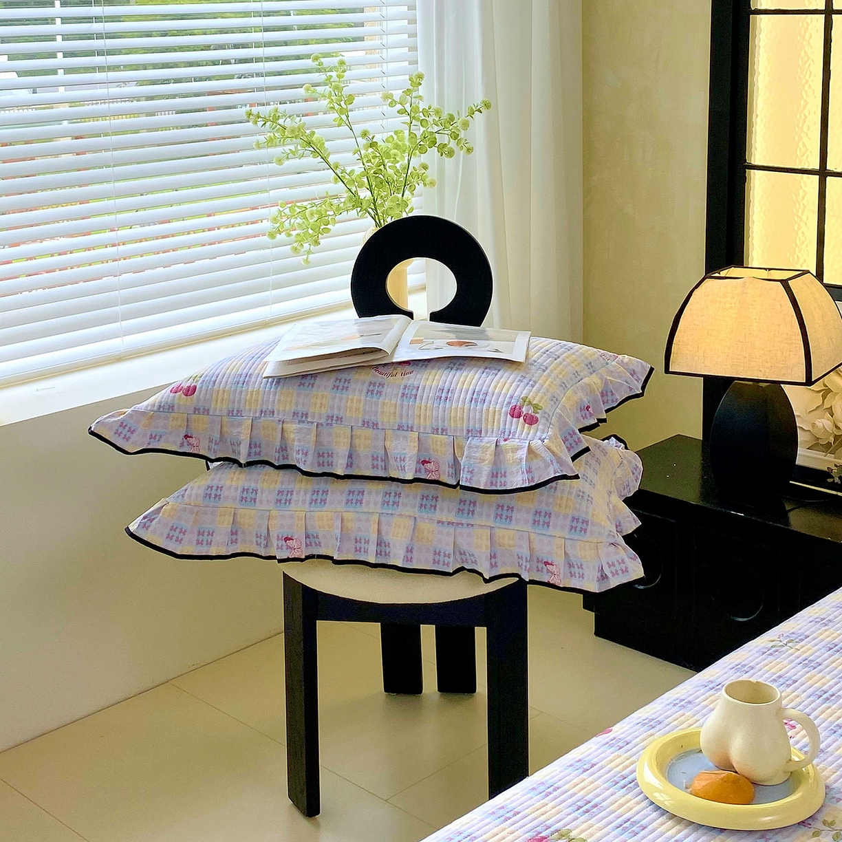 91家纺网 家纺一手货源 找家纺 雨彤家纺 2025新款A类云感公主风双层纱印花夹棉花边款枕套 森田原野-公主风