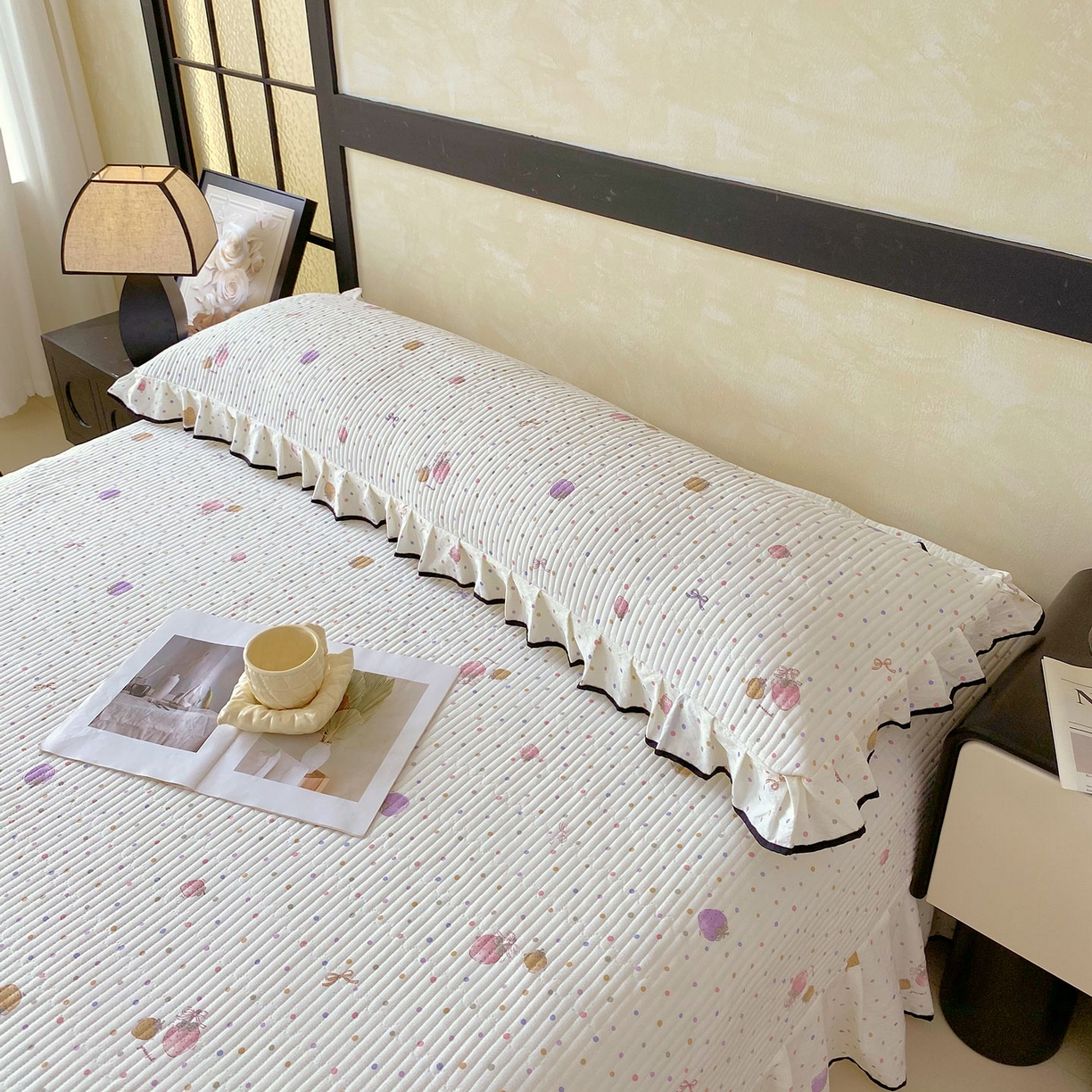 91家纺网 家纺一手货源 找家纺 雨彤家纺 2025新款A类公主风云感双层纱夹棉加长花边款枕套 点点莓果-公主风