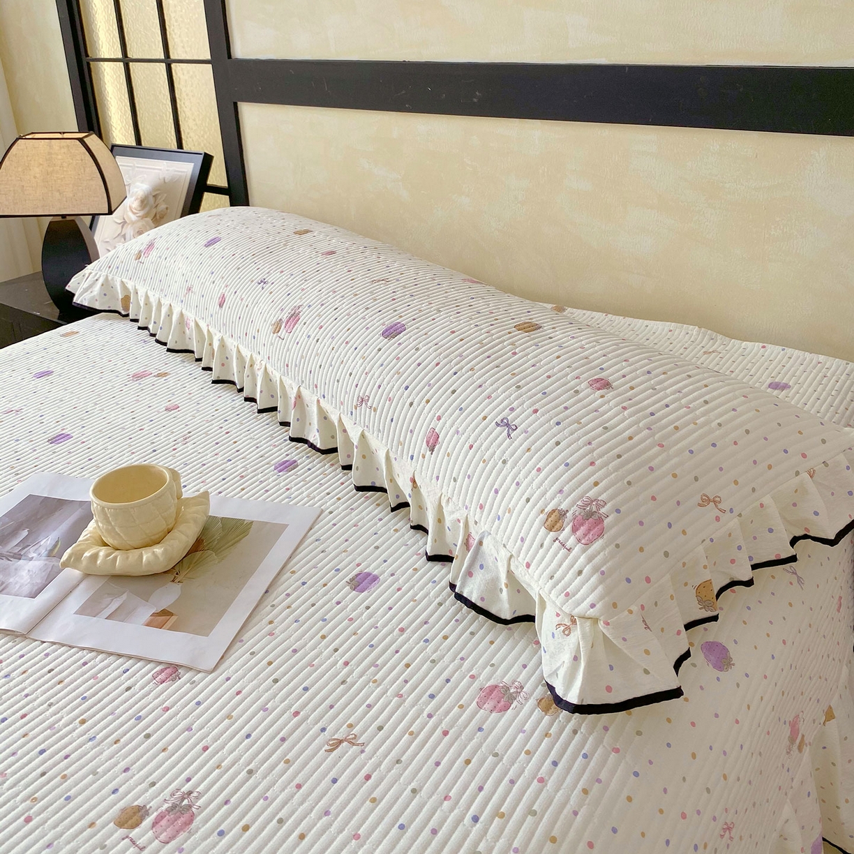 91家纺网 家纺一手货源 找家纺 雨彤家纺 2025新款A类公主风云感双层纱夹棉加长花边款枕套 点点莓果-公主风