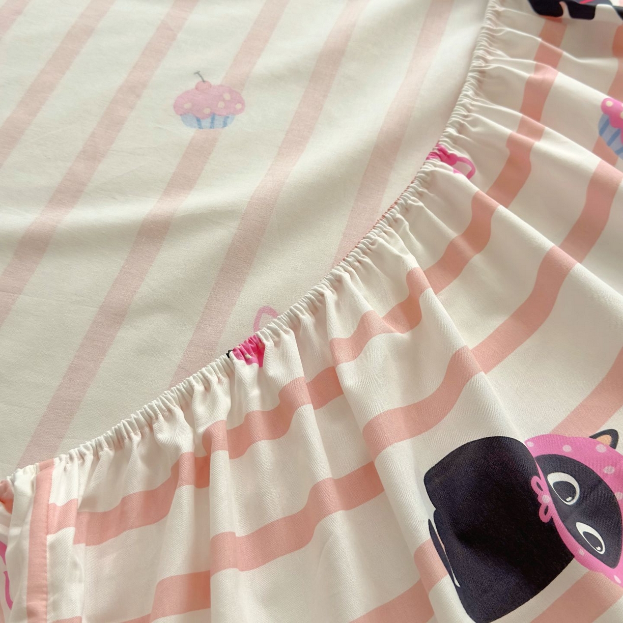 91家纺网 家纺一手货源 找家纺 希诺家居 2025新款全棉纯棉卡通小清新床笠 条纹黑猫