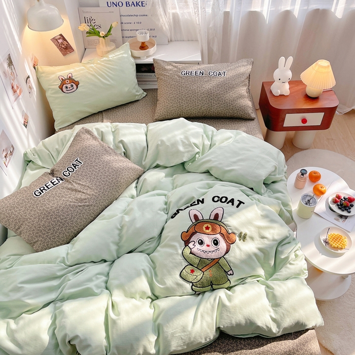 91家纺网 家纺一手货源 找家纺 （总）炫拼家纺 2025春夏新款全棉纯棉A类40支双层纱卡通毛巾绣四件套-慕斯