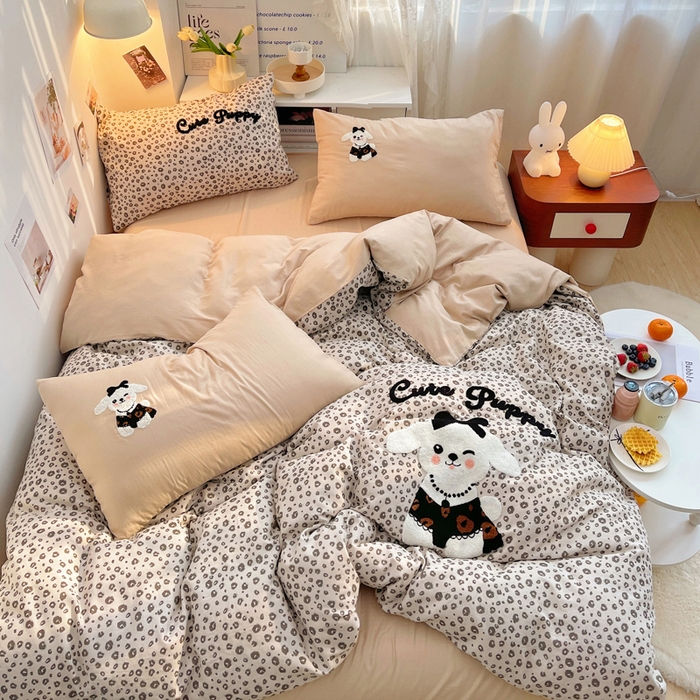 91家纺网 家纺一手货源 找家纺 （总）炫拼家纺 2025春夏新款全棉纯棉A类40支双层纱卡通毛巾绣四件套-慕斯