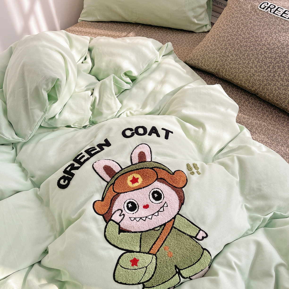 91家纺网 家纺一手货源 找家纺 炫拼家纺 2026春夏新款全棉纯棉A类40支双层纱卡通毛巾绣四件套-慕斯 红军兔