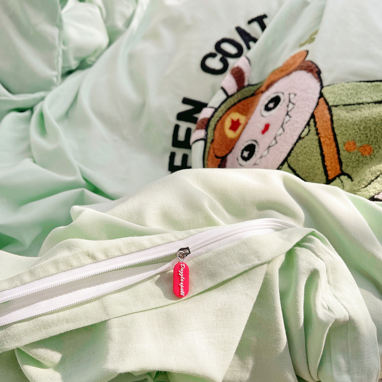 91家纺网 家纺一手货源 找家纺 炫拼家纺 2026春夏新款全棉纯棉A类40支双层纱卡通毛巾绣四件套-慕斯 红军兔