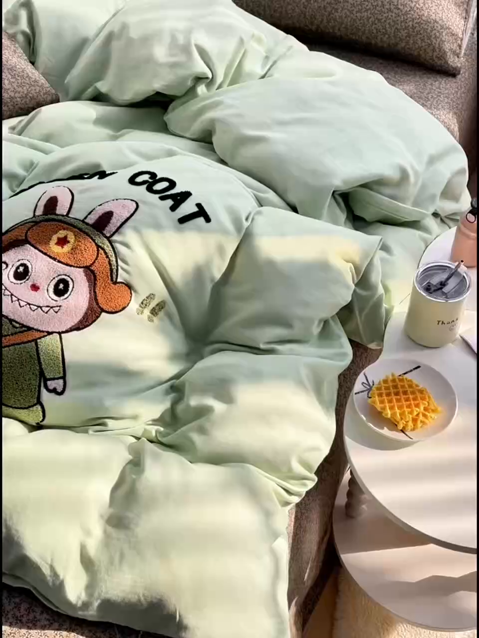 91家纺网 家纺一手货源 找家纺 炫拼家纺 2026春夏新款全棉纯棉A类40支双层纱卡通毛巾绣四件套-慕斯 红军兔