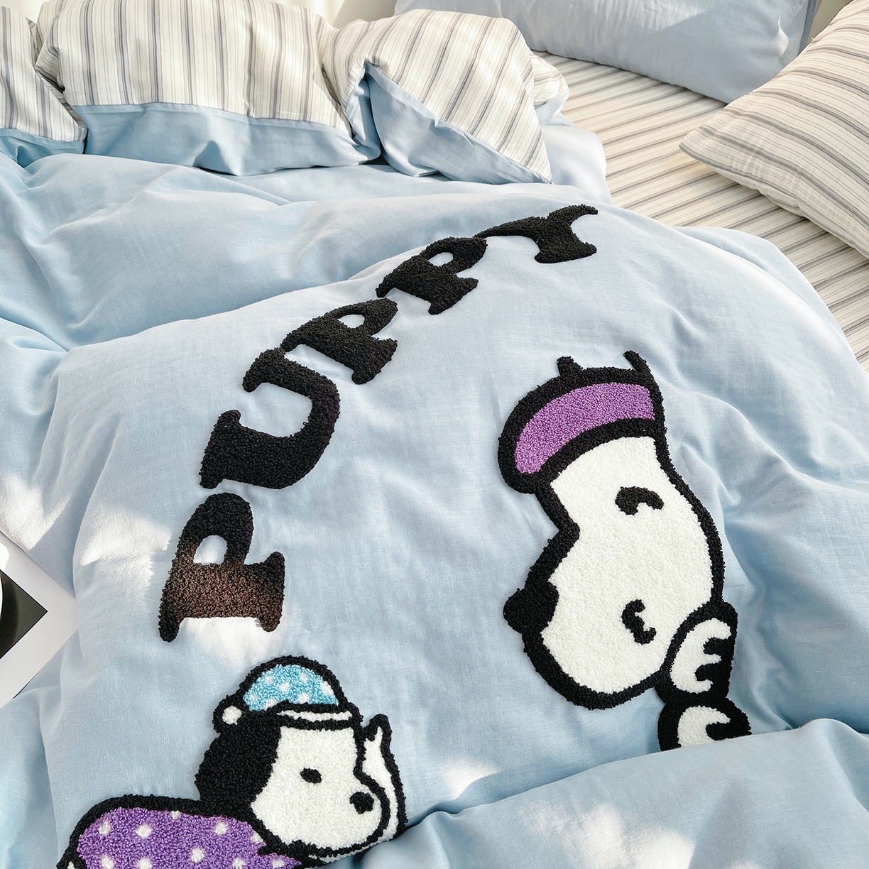 91家纺网 家纺一手货源 找家纺 炫拼家纺 2026春夏新款全棉纯棉A类40支双层纱卡通毛巾绣四件套-慕斯 晚安狗