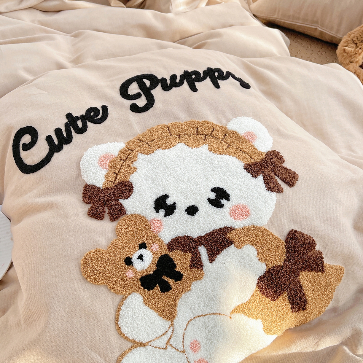 91家纺网 家纺一手货源 找家纺 炫拼家纺 2026春夏新款全棉纯棉A类40支双层纱卡通毛巾绣四件套-慕斯 哈尼熊