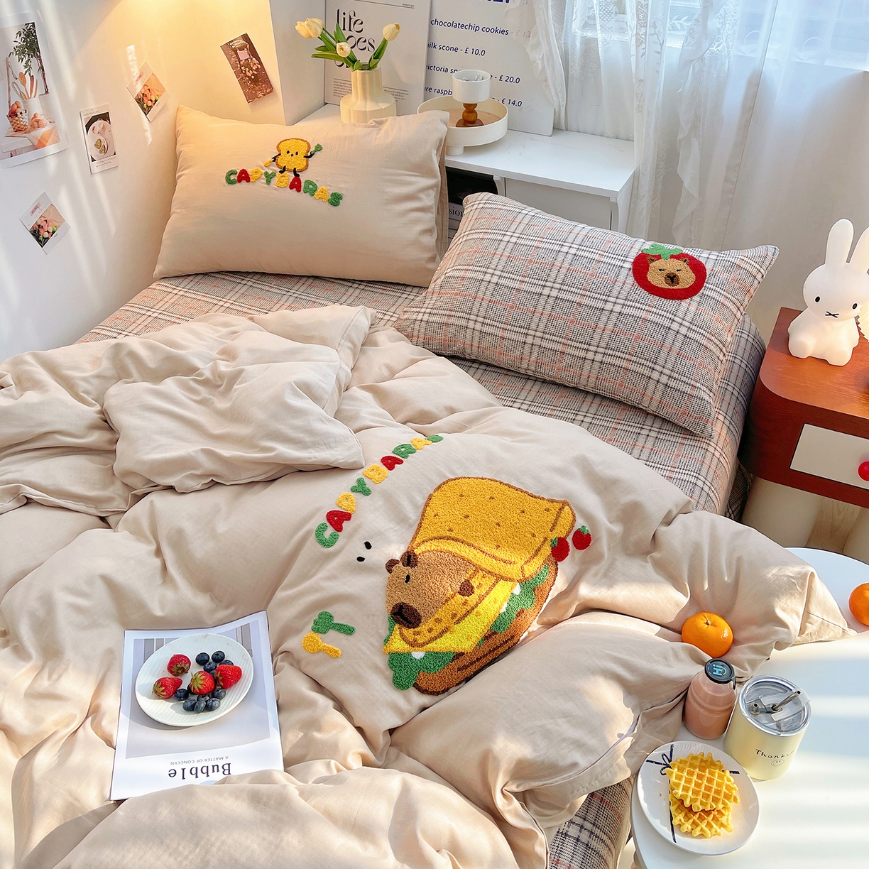 91家纺网 家纺一手货源 找家纺 炫拼家纺 2026春夏新款全棉纯棉A类40支双层纱卡通毛巾绣四件套-慕斯 汉堡卡皮