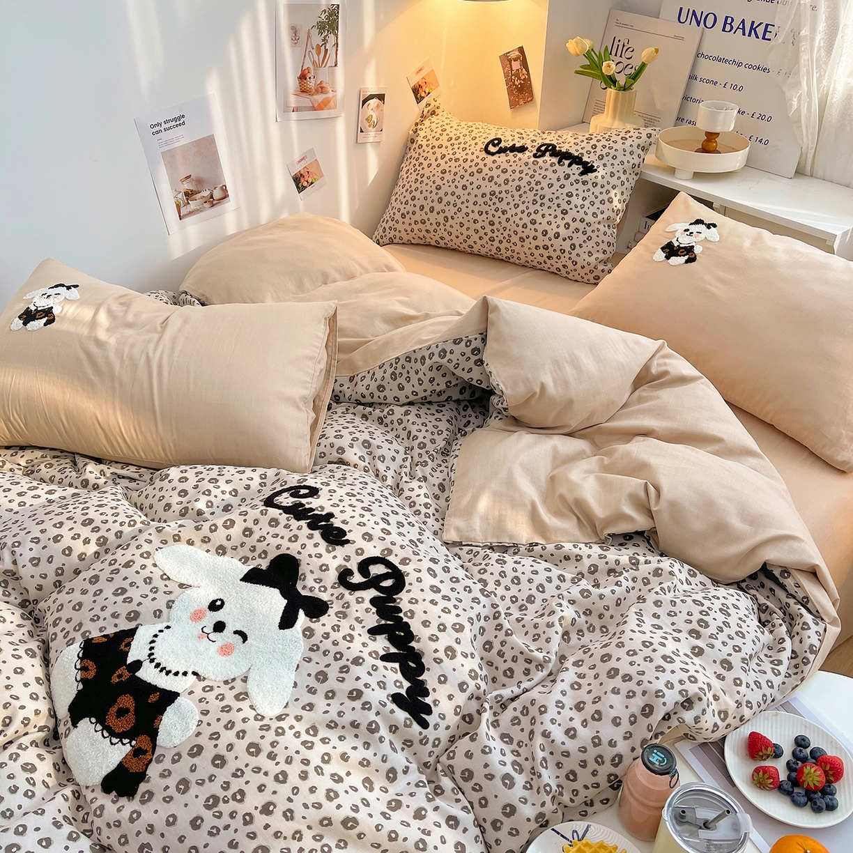 91家纺网 家纺一手货源 找家纺 炫拼家纺 2026春夏新款全棉纯棉A类40支双层纱卡通毛巾绣四件套-慕斯 奶油狗