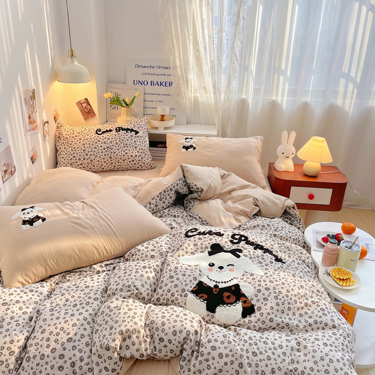 91家纺网 家纺一手货源 找家纺 炫拼家纺 2026春夏新款全棉纯棉A类40支双层纱卡通毛巾绣四件套-慕斯 奶油狗