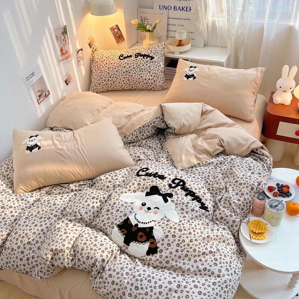 91家纺网 家纺一手货源 找家纺 炫拼家纺 2026春夏新款全棉纯棉A类40支双层纱卡通毛巾绣四件套-慕斯 奶油狗