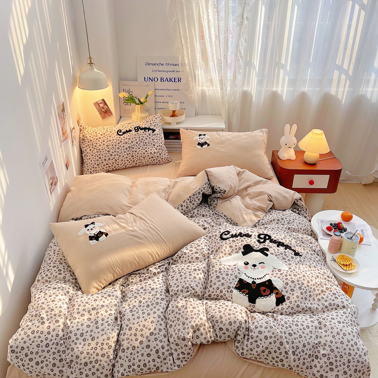 91家纺网 家纺一手货源 找家纺 炫拼家纺 2026春夏新款全棉纯棉A类40支双层纱卡通毛巾绣四件套-慕斯 奶油狗